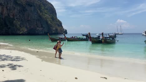 Touristen-Spazieren-Am-Exotischen-Affenstrand-Der-Phi-Phi-Inseln