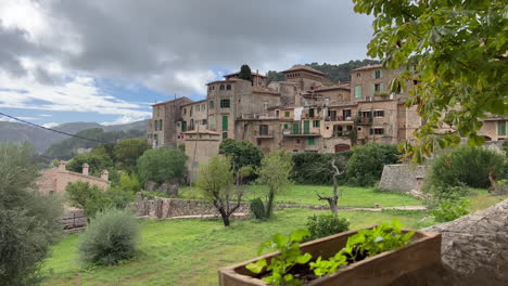 Edificios-De-Piedra-En-El-Pueblo-De-Montaña-De-Valldemossa,-Mallorca.