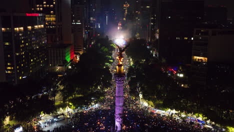 Vista-Aérea-Del-Paseo-De-La-Reforma-Y-Celebración-De-Año-Nuevo-En-Cdmx-Nocturno