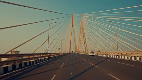 Puente-De-Mumbai---Bandra-Worli-Sealink-Disparo-Manual-Desde-Un-Automóvil---Dorado