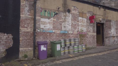 Wide-shot-of-the-back-of-a-rundown-pub-in-Glasgow