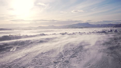 Island-Winter-Schneelandschaft-Bei-Sonnenuntergang-Mit-Starkem-Wind-Wildnis-öde-Landschaft