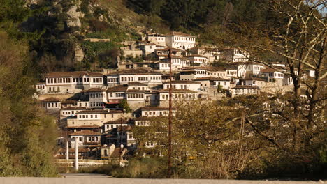 Casas-Blancas-Otomanas-De-La-Unesco-En-Berat,-Albania,-Alejar