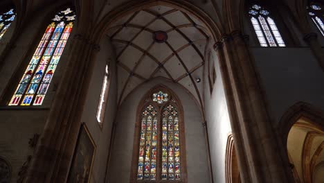 El-Interior-De-La-Iglesia-De-San-Martín-Es-Grandioso,-Con-Finas-Tallas-En-La-Cúpula-Y-Maravillosas-Vidrieras.