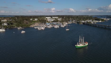 Luftaufnahme-Des-Yachthafens-Mit-Booten-Und-Restaurants-In-Florida