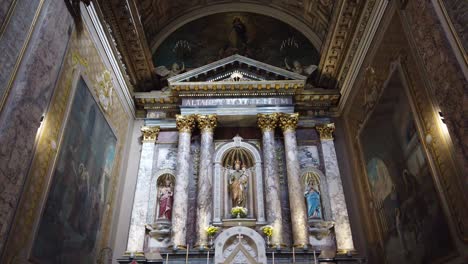 Hauptaltar-Der-Basilika-San-José-De-Flores,-Kirchenarchitektur,-Eklektisches-Goldenes-Dach,-Kunstwerk-In-Buenos-Aires,-Argentinien,-Religiöses-Wahrzeichen,-Christentum