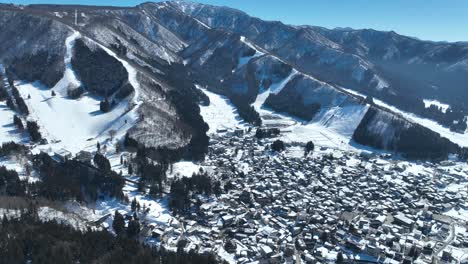 Toma-Aérea-De-La-Aldea-Japonesa-De-La-Estación-De-Esquí-De-Montaña-Nozawaonsen