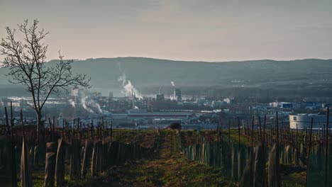 Zeitraffer-Eines-Industriegebiets-In-Krems-Mit-Rauch-Und-Verschmutzung-Aus-Den-Schornsteinen