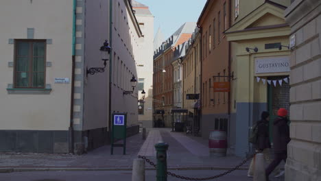 Gente-Caminando-Por-Estrechas-Calles-Adoquinadas-En-El-Casco-Antiguo-De-Malmo,-Suecia