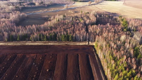 Borde-Del-Campo-De-Extracción-De-Turba-Y-Paisaje-Primaveral-En-Vista-Aérea