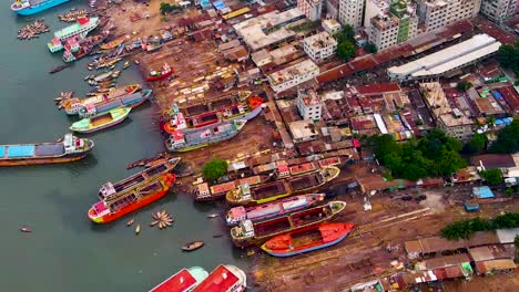 Flug-über-Den-Hafen-Der-Stadt-Sadarghat-Am-Fluss-Buriganga-In-Dhaka,-Bangladesch