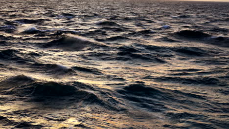 Abstrakte-Wellen-Des-Ozeans-Bei-Sonnenuntergang