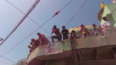 POV-Disparó-A-Muchos-Hombres-Disparando-Con-Teléfonos-Ahora-Y-Muchos-Hombres-Observando-A-Los-Hombres-Desde-Lo-Alto-De-La-Casa-Donde-Los-Hombres-Están-Dando-Vueltas.