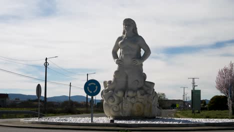 Vista-De-La-Escultura-&quot;La-Dama-De-La-Laguna&quot;,-Xinzo-De-Limia,-Ourense,-Galicia,-España