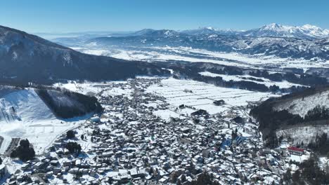 Establecimiento-Aéreo-De-Toma-De-Distancia-De-La-Aldea-Japonesa-De-La-Estación-De-Esquí-De-Montaña-Nozawaonsen