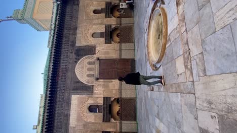 Tourists-Sightseeing-Bou-Inania-Madrasa-in-Fez-Medina,-Morocco