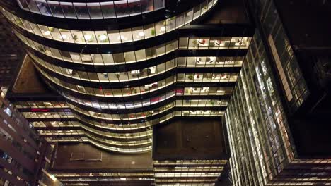 Abstieg-Vorbei-An-Der-Runden-Glasstruktur-Des-CGI-Gebäudes-In-Montreal