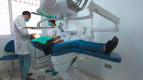 Fixed-shot-of-woman-removing-tooth-at-the-dentist