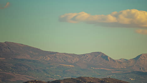 Timelapse-Histórico,-Nubes-Onduladas-Viajan-A-Través-Del-Cielo-Turquesa,-Vista-De-Campos-De-Olivos