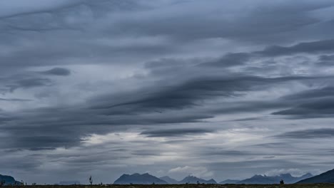 Nubes-Lenticulares-En-El-Oscuro-Cielo-Tormentoso-Y-Llevadas-Rápidamente-Por-El-Fuerte-Viento