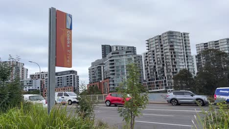 Señalización-Del-Río-Cook-Y-Puente-En-Princess-Highway-Con-Apartamentos-De-Barrio-Residencial-Al-Fondo