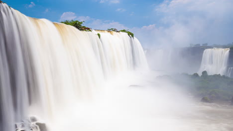 Timelapse-De-Grandes-Cascadas-De-Iguazú-Alrededor-De-Una-Gran-Zona-Verde-Y-Un-Río,-En-Un-Día-Soleado,-Foz-Do-Iguacu,-Paraná,-Brasil