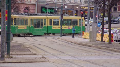 Vista-De-La-Ciudad-En-Escorzo-Cuando-El-Tranvía-De-Transporte-Público-Gira-En-La-Esquina-De-La-Calle