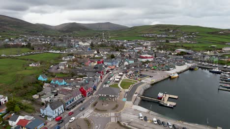 Langsamer-Drohnenabstieg-Nach-Dingle,-Irland-An-Einem-Bewölkten-Tag