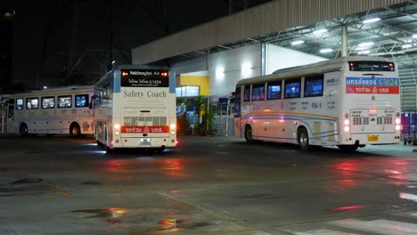 Drei-Busse-Fahren-Nachts-In-Einen-Busbahnhof-Ein,-Um-Passagiere-Abzusetzen-Und-Aufzunehmen