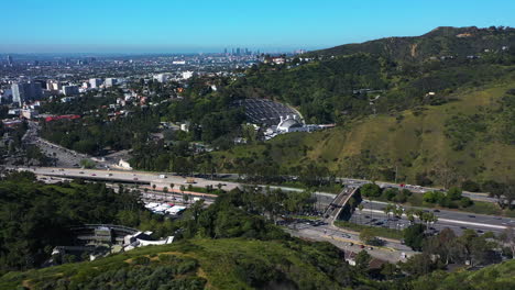 Vista-Aérea-Alrededor-Del-Hollywood-Bowl,-Día-Soleado-En-Los-Ángeles,-California,-Estados-Unidos.