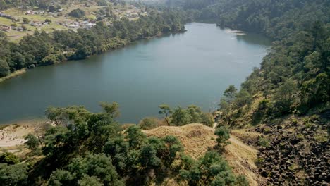 Hermosa-Ciudad-De-Tasmania-De-Derby-Aérea-Con-Lago-Azul-En-Un-Día-Soleado-De-Verano,-Tasmania,-Australia