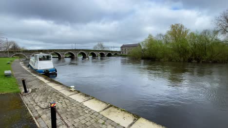 El-Río-Barrow-En-Goresbridge-Kilkenny-Con-Barcaza-Amarrada-En-Una-Mañana-De-Primavera