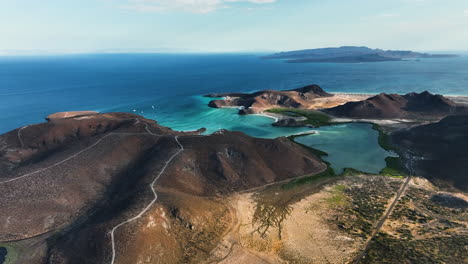 Panoramic-drone-shot-around-the-Playa-Balandra-beach,-in-sunny-La-Paz,-Mexico