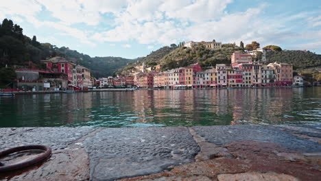 Famoso-Portofino-Con-Casas-De-Colores-Pastel-En-La-Riviera-Italiana,-El-Mediterráneo