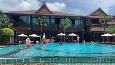 Mum-and-daughter-playing-together-in-an-infinity-pool-at-a-resort-in-the-tropics