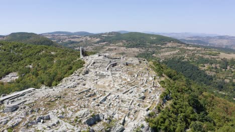 Complejo-Megalítico-De-Piedra-De-Las-Ruinas-De-Perperikon-En-La-Montaña-Ródope,-Bulgaria-Balcánica