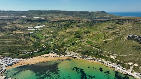 Bestaunen-Sie-In-Dieser-Dynamischen-Luftaufnahme-Die-Lebendige-Landschaft-Der-Gnejna-Bucht,-Wo-Dramatische-Klippen-In-Sanftes-Wasser-übergehen