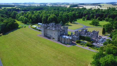 Castillo-De-Pisos-Famosos-En-Escocia,-Toma-Aérea-Desde-Un-Dron