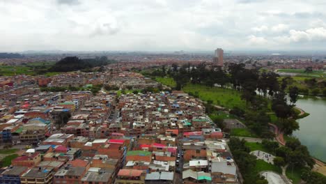 Desde-Las-Bulliciosas-Calles-De-Boitá-Hasta-Las-Tranquilas-Orillas-Del-Lago-Timiza,-Nuestro-Dron-Ofrece-Una-Perspectiva-Cautivadora-De-Este-Dinámico-Paisaje-Urbano.