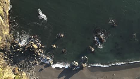 Slow-Motion-Of-Waves-Splashing-On-Rocky-Shore-In-Oregon-Coast,-USA