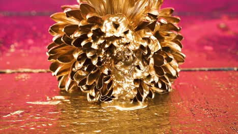 Goldene-Flüssigkeitstropfen-Fallen-Auf-Die-Blume,-Rinnen-über-Ihre-Blütenblätter,-Erzeugen-Einen-Bezaubernden-Goldenen-Schimmer-Und-Rufen-Das-Konzept-Von-Transformation-Und-Schönheit-Hervor