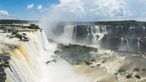 Zeitraffer-Der-Wasserfälle-Von-Iguazú-Rund-Um-Eine-Große-Grünfläche,-An-Einem-Sonnigen-Tag,-Foz-Do-Iguaçu,-Parana,-Brasilien