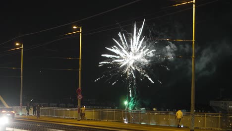 Menschen-Halten-Auf-Der-Severinsbrücke-An,-Um-Das-Spektakuläre-Feuerwerk-Nach-Der-Deutzer-Messe-Zu-Sehen