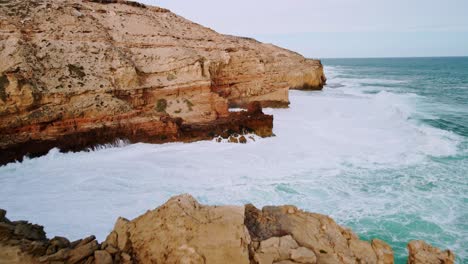 Wild-Eyre-Peninsula-coastline-with-powerful-ocean-waves-near-Elliston,-South-Australia