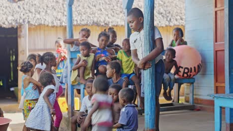 Eine-Gruppe-Armer-Madagassischer-Kinder,-Die-Sich-Ausruhen,-Sitzen-Und-In-Die-Kamera-Schauen