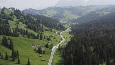 Paso-Del-Valle-De-Campolongo-Ruta-Ciclista-Popular-En-Los-Pintorescos-Dolomitas-Alta-Badia