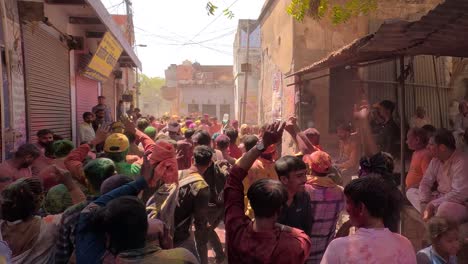 Toma-Pov-Muchas-Personas-Están-Llegando-Al-Templo-Desde-Harsol-Ulash-Donde-Muchas-Personas-Caminan-Hacia-El-Templo-Donde-La-Gente-Baila-Y-Agita-Diferentes-Colores