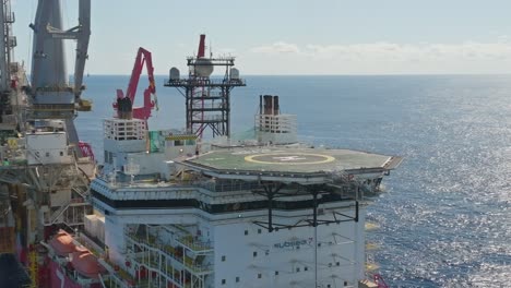 Persona-Caminando-Sobre-La-Cubierta-Para-Helicópteros-De-Un-Barco-De-Perforación-Costa-Afuera-En-El-Mar