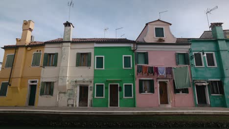 Coloridas-Casas-Del-Canal-De-Burano-Con-Ropa-Colgada