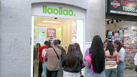 Los-Clientes-Hacen-Cola-Para-Comprar-Yogur-Helado-En-La-Tienda-De-Franquicia-Española-Llaollao